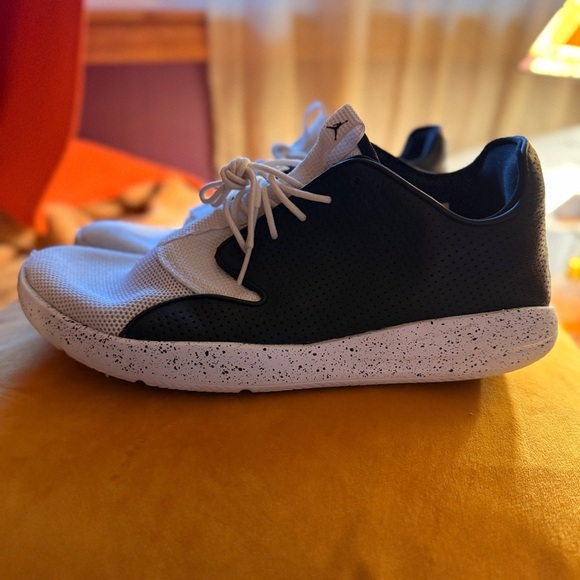 Air Jordan  Black and White‎ Eclipse Sneakers  Sz 9.5 - Picture 4 of 7